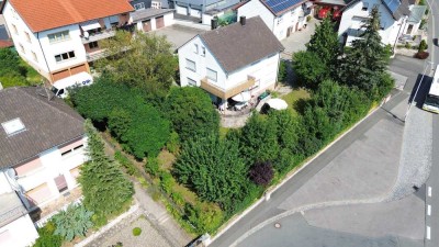 Charmantes Zweifamilienhaus mit großem Grundstück und idyllischem Garten