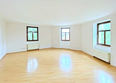 Sehr attraktive 2-RW * Mansardengeschoss * sep. Küche Bad m. Fenster * Weitblick * zentrale Lage