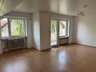 Gemütliche DG-Wohnung mit Einbauküche und Einzelgarage!