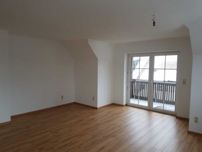 Stilvolle 3-Zimmer-DG-Wohnung (ohne Wohnungsberechtigungsschein) mit Balkon und EBK in Neufahrn