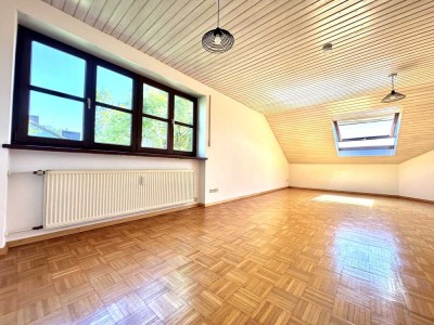 * Ruhiges, charmantes Dachgeschoss mit Wohnküche – ideal für Paare & Singles*