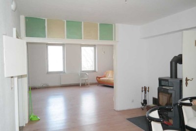 Sehr individuelle, großzügige 2 1/2 Zimmer Wohnung im Altbau