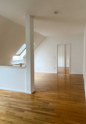 Helle, großzügige 3,5 Zi. DG-Wohnung in OB-Sterkrade - Renoviert, bezugsfertig und provisionsfrei.