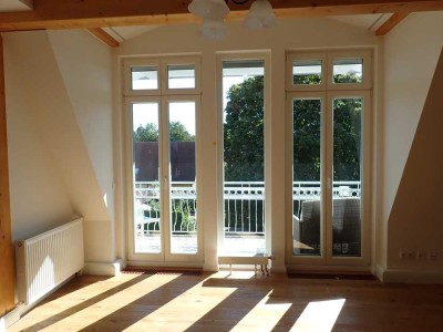 * exklusives Wohnen * Erstbezug nach Dachgeschoss-Bau * 3 Zimmer * EBK * Balkon * Mahlsdorf *