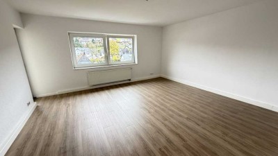 Kernsaniert: 3-Zimmer-Wohnung mit Panoramablick, Treppenlift und Garage