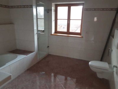 Ansprechende und vollständig renovierte 6-Zimmer-Doppelhaushälfte mit EBK in Bad Heilbrunn