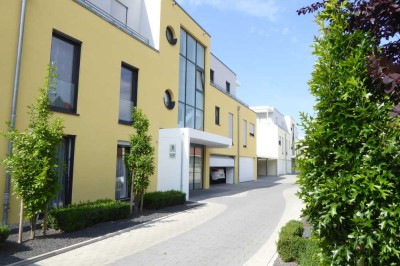 Exklusive 2 Zimmer-Wohnung mit wunderschöner Dachterrasse in kleiner Wohnanlage in Haunstetten