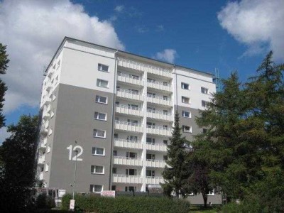Sanierte 2 2/2 halbe Zimmer Wohnung mit Balkon und Fahrstuhl, sofort anmietbar.