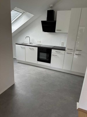 Vollständig renovierte Wohnung inklusive neuer Wohnküche mit drei Zimmern und Balkon in Kelkheim