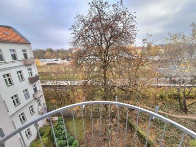 Altbauflair. Sonnige 2-Zimmer im 4.OG mit Minibalkon und super Weitblick mitten in Friedichshain