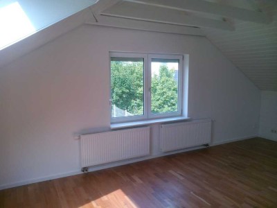 Helle 3-Zimmer-Wohnung, DG, Gartenmitbenutzung, Effizienzklasse A, Klimaanlage