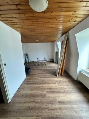 Erstbezug nach Sanierung: Exklusive 1-Zimmer-DG-Wohnung in Bad Reichenhall