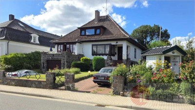 Zum Wachküssen: Attraktives Grundstück mit Zweifamilienhaus und Garage in gepflegter Wohnlage