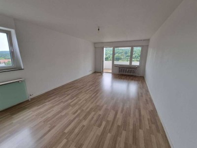 Helle 3,5-Zi.-Wohnung mit super Ausblick, EBK und TG-Stellplatz