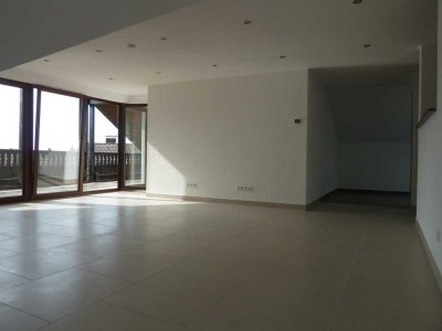 Moderne 3-Zimmer-DG-Wohnung mit Balkon und Einbauküche in Dotternhausen