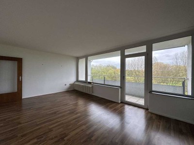 helle 3-Zimmer-Wohnung mit schönem Panoramablick und großem Balkon