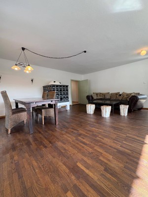 Lichtdurchflutete 110 m2 Wohnung, zentrumsnah - €12,27 / m2