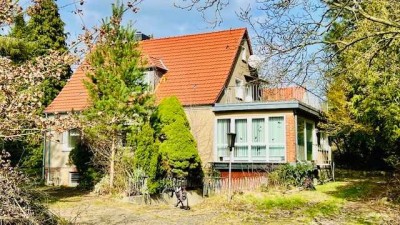 Einfamilienhaus mit Garage und Pool auf großem Grundstück