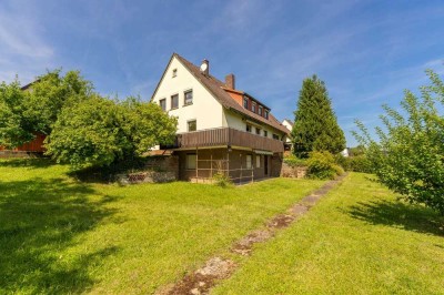 Zweifamilienhaus mit großem Garten, zwei Garagen und Solar in Pfarrweisach!