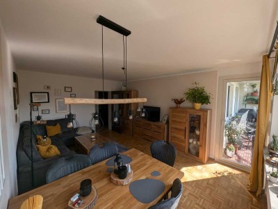 Gut geschnittene 4 Zimmerwohnung mit Balkon in ruhiger Wohnlange. Ggfs. mit EBK