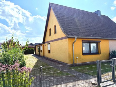 Freie Doppelhaushälfte mit Grundstück und Nebengelass zu verkaufen!