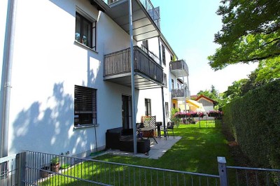 **Schicke 3 Zi.-DG-Whg. mit sonnigem Balkon, EBK und Einzelgarage in Neufahrn (S1)**