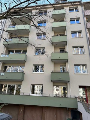 Mz.-Feldbergplatz, schöne neu sanierte 1 ZiKüB, ca. 32 qm