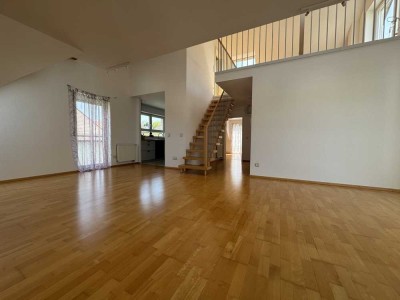 Wohnen über zwei Ebenen: 3,5-Zimmer-Maisonette mit Garage und großem Balkon im Herzen Brettens