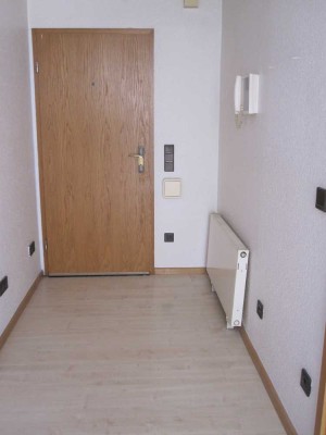 Renovierte 70 m², 3. OG., 2,5 Zi. Wohn. mit Einbau-Küche, + gr. Balkon-Loggia in Südlage, 1 Garage.