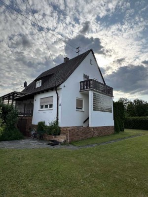 Großzügiges, uneinsehbares Grundstück mit Wohnhaus und Nebengebäuden in ruhiger Wohnlage