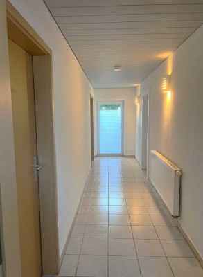 + + + Attraktive, top sanierte Einliegerwohnung – wohnen wie im eigenen Haus + +