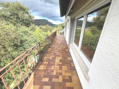 Attraktive und modernisierte 3-Raum-Wohnung mit Balkon und Garten !
