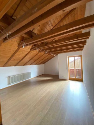 Exklusive 4-Zimmer-Dachgeschosswohnung mit Balkon in Greifenberg