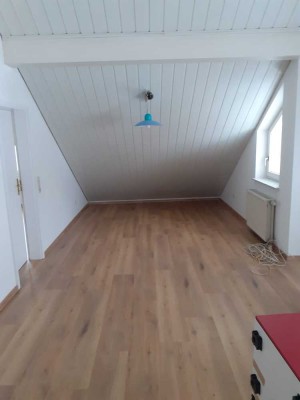 Hechingen-Weilheim: kleine 3 Zimmer Dachgeschoßwohnung, ohne EBK