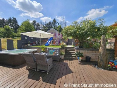 Modernes EFH mit wunderschönem Gartenparadies in ruhiger Lage am Bebauungsgebiet-Ende