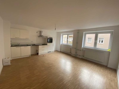 Sehr schön sanierte Maisonettewohnung mit Balkonen und Wohnküche und zwei Bädern!