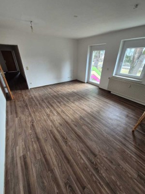 Schöne modernisierte 3-Zimmer Terrassenwohnung mit Küchenzeile in 93199 Zell