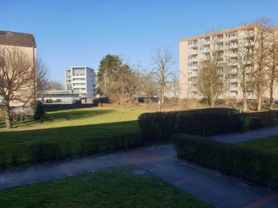 Kernsanierte, ruhige  2-Zimmer Wohnung mit Loggia und nutzbarem Gartenanteil