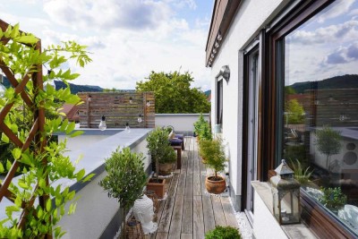 Helle 2 Zimmer Wohnung möbliert im Obergeschoss mit großer Terrasse (Penthouse Stil) in Schorndorf