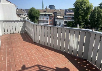 Sanierte Altbauwohnung mit großem Balkon & Garage im Klinikviertel