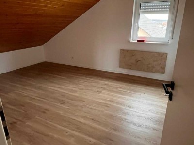 Attraktive 4-Zimmer-Dachgeschosswohnung mit gehobener Innenausstattung mit EBK in Kirchardt