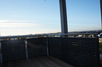 ...Große 3-Zi.-Wohnung mit EBK und 12m² überdachtem West-Balkon...