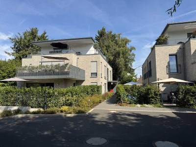 Geräumige, exklusive 6-Zimmer-Erdgeschosswohnung mit lux. Innenausstattung mit Terrassen und EBK