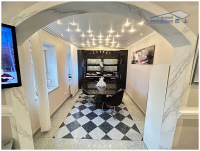 Luxuriöses Familiendomizil mit Doppelgarage und großzügigem Grundstück im eleganten Design