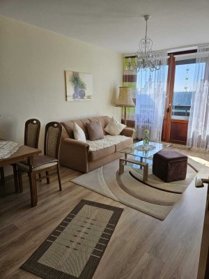 Schwarzwaldpanorama inklusive – Stilvoll eingerichtete Wohnung mit Garage und Balkon