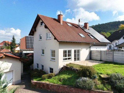 Gepflegte Doppelhaushälfte mit Einliegerwohnung, Terrasse und Garage
