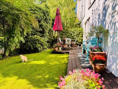 Unikat: Idyllische, möblierte Doppelhaushälfte mit großem Garten in Solln