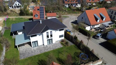 Dachau-Altomünster: Moderne, freistehende Walmdachvilla auf parkähnlichem Grundstück und gr. Garage
