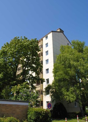 Umfangreich modernisierte und renovierte Wohnung mit Süd-Balkon und Tageslichtbad in ruhiger Lage