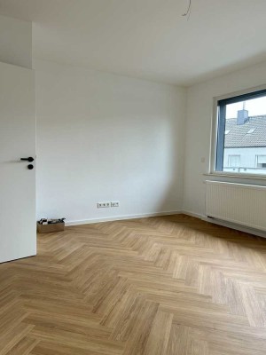Erstbezug! Frisch sanierte 2,5-Zimmer-Wohnung mit Balkon